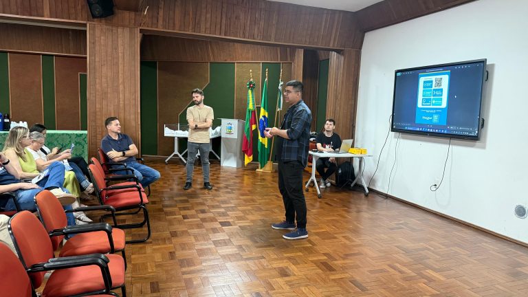 Estacionamento rotativo volta e comerciantes conhecem novo modelo da Zona Azul