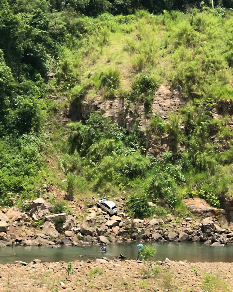 Carro despenca de barranco na linha São Roque, em Encantado