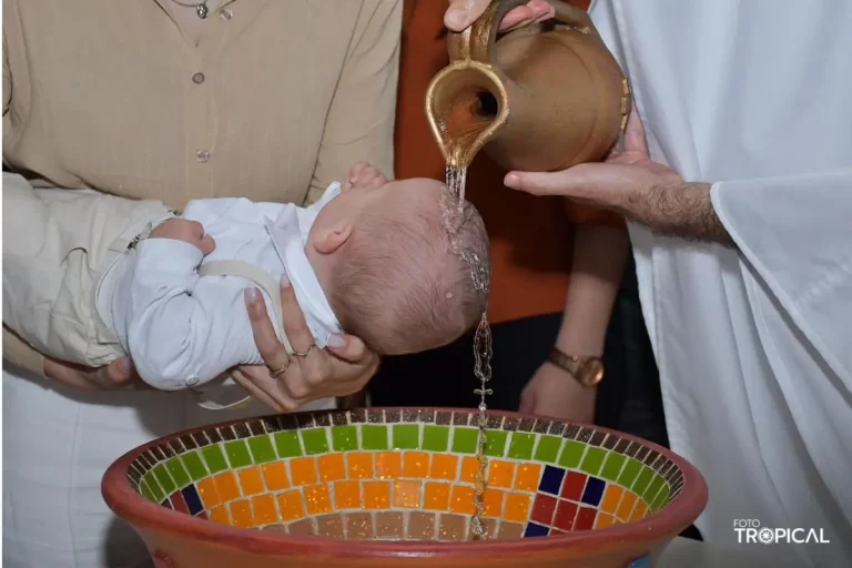 Imagem de terço se forma na cabeça de bebê durante batismo em SC