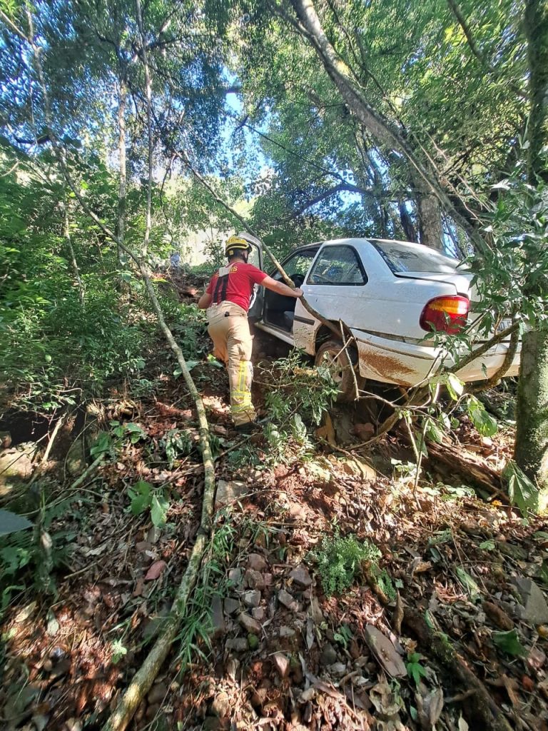 Bombeiros resgatam motorista após carro cair em ribanceira próximo ao Viaduto 13, em Vespasiano Corrêa
