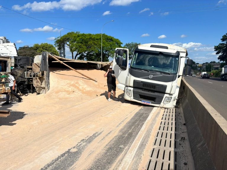 Dois acidentes seguidos bloqueiam a BR-386 e causam colapso no trânsito em Lajeado