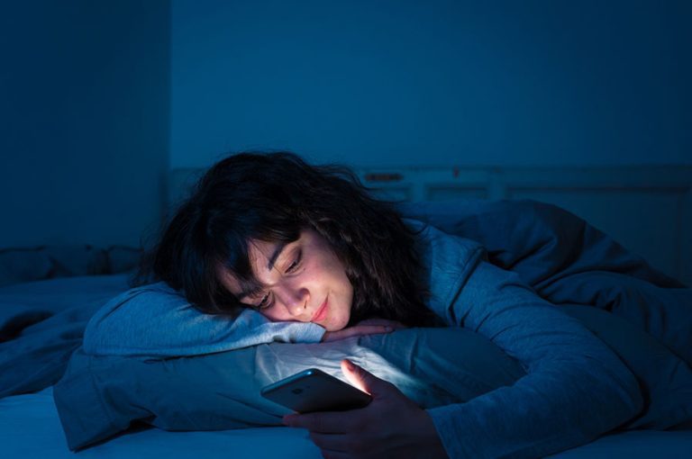 Uso do celular antes de dormir pode causar insônia, perda de memória e distúrbios mentais