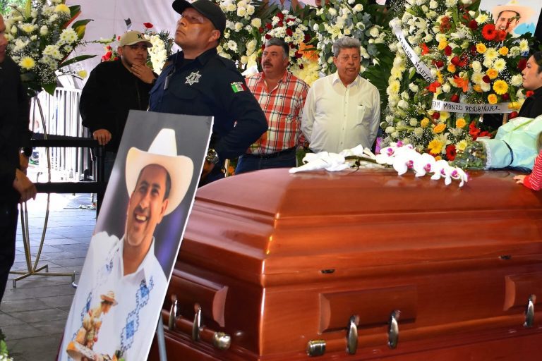 Prefeito mexicano é assassinado a tiros durante evento do Dia dos Mortos