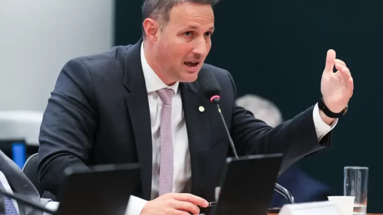 Votação do PL Antifacção é adiada após críticas da PF e do Ministério da Justiça