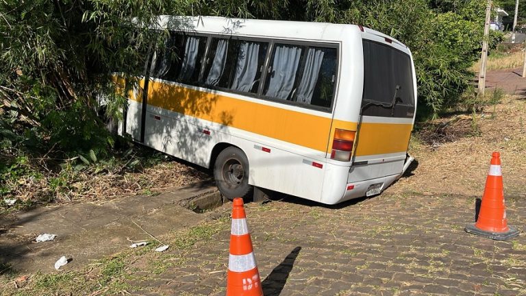 Micro-ônibus com 15 estudantes sai da via após falha de freio em Estrela