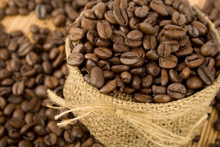 EUA pode reduzir tarifas sobre café e banana após alta de preços