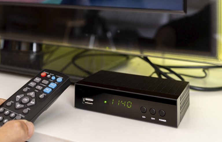 Brasil recebeu 1,7 milhão de TV boxes ilegais da China em 2023, aponta levantamento