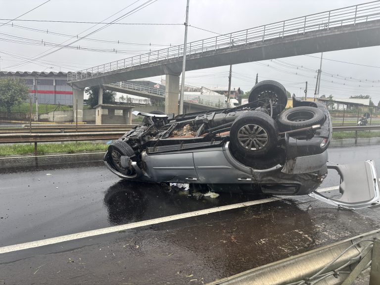 Família capota SUV ao passar por corredeira na BR-386, em Estrela