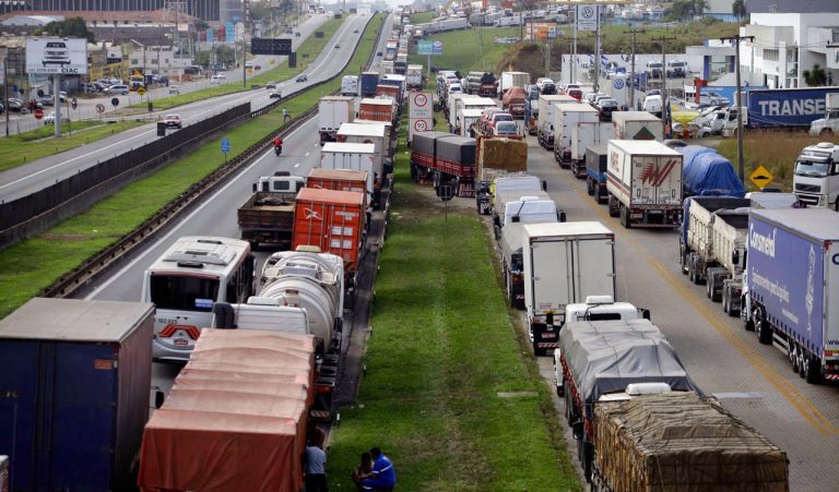 Caminhoneiros convocam paralisação para esta quinta-feira