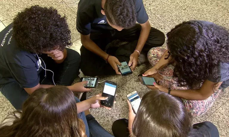 Secretaria da Educação do RS pesquisa impactos da proibição do uso de celulares em escolas estaduais