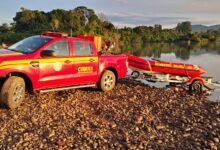 Bombeiros em barco durante buscas no Rio Taquari