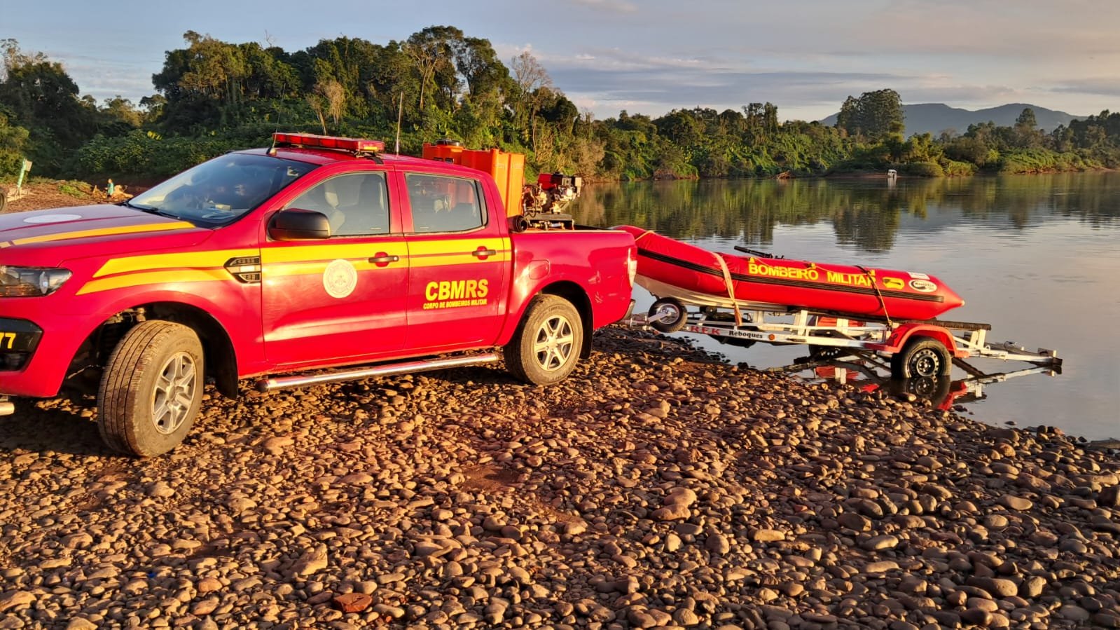 Bombeiros em barco durante buscas no Rio Taquari