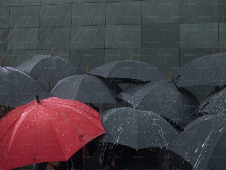 Chuva irregular e raios abrem a semana no Rio Grande do Sul