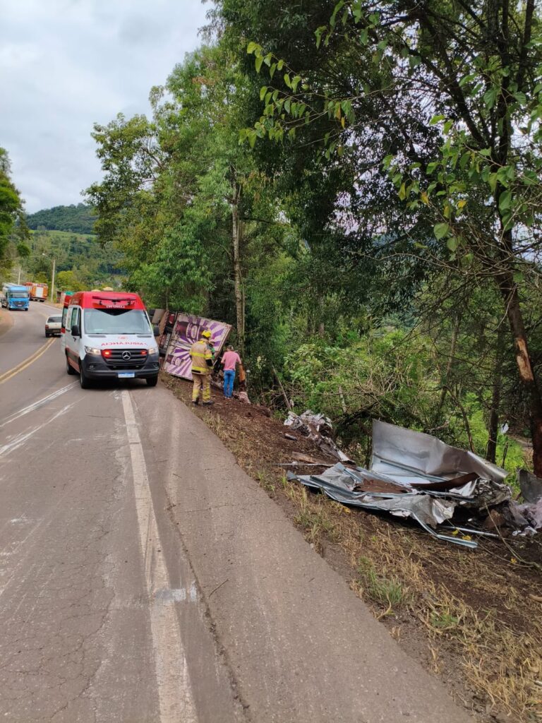 Caminhão carregado com refrigerantes capota na RS-332 em Encantado