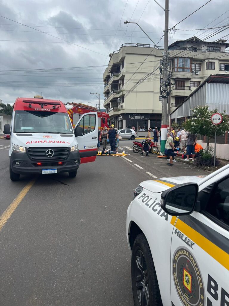 Acidente entre moto e carro deixa duas mulheres feridas no Centro de Encantado
