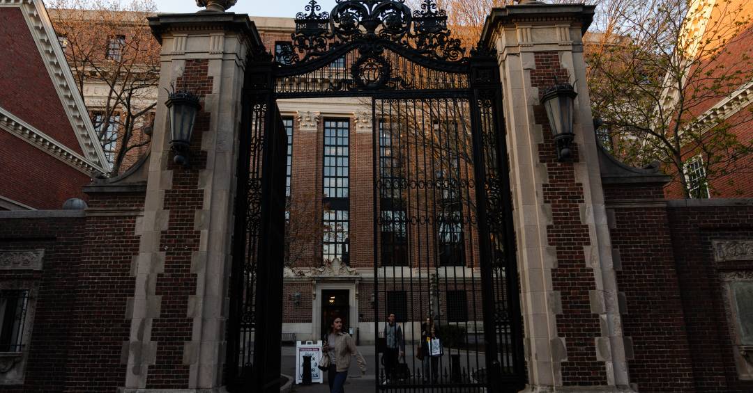 Trump processa Harvard e ameaça cortar bilhões em recursos federais