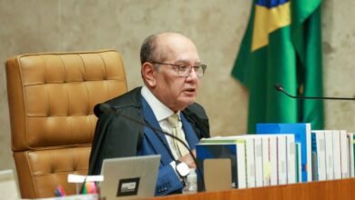 Gilmar critica 'clichês' de Mendonça, mas vota por prisão de Vorcaro