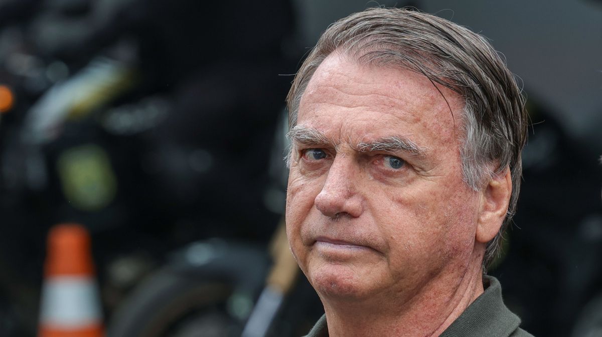 Bolsonaro pode deixar casa para emergências médicas durante prisão domiciliar