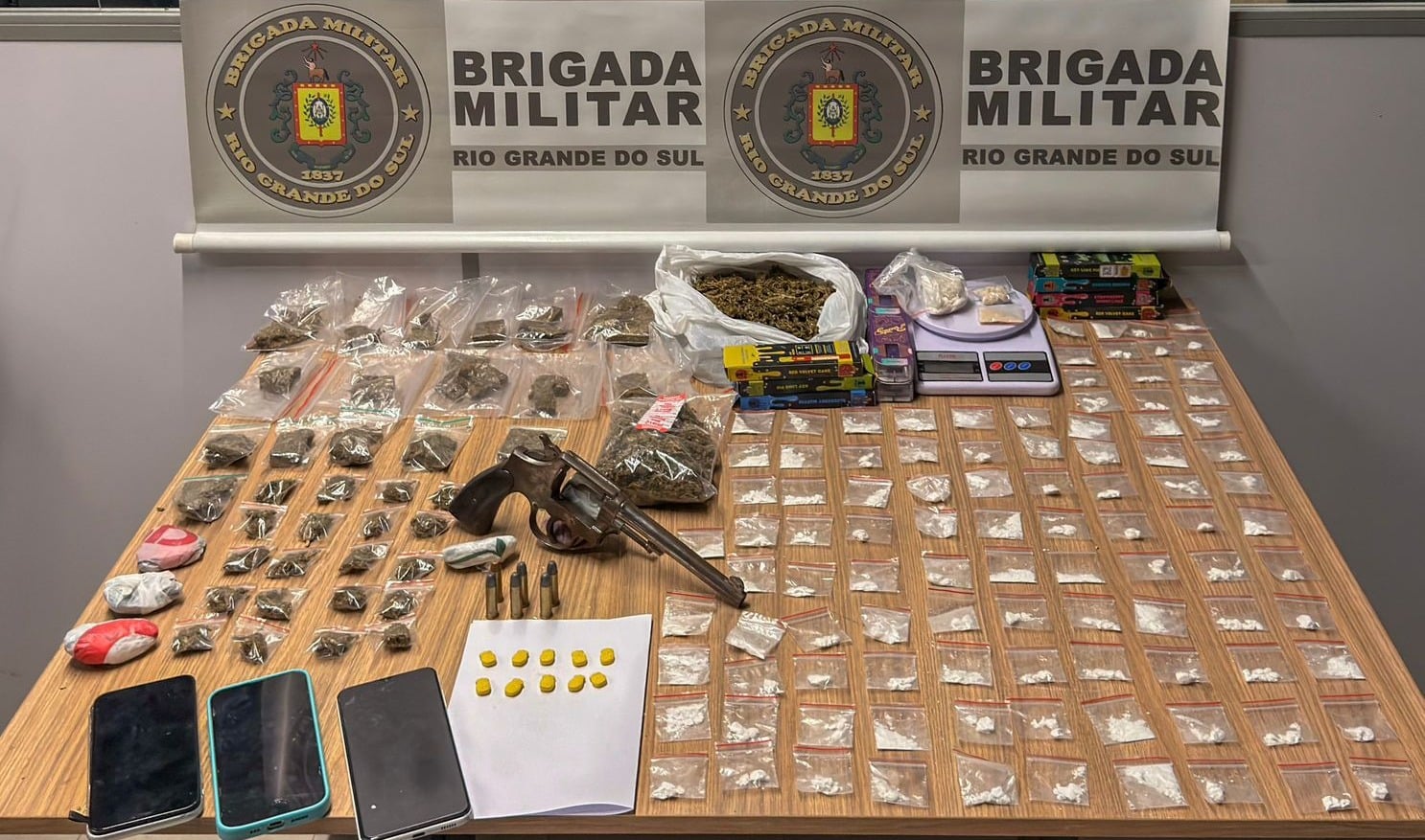 BM apreende revólver e 158 porções de drogas com dois menores em Bento Gonçalves
