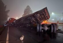 Carreta com fertilizantes colide em mureta e interdita acesso rodoviário