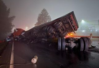Carreta com fertilizantes colide em mureta e interdita acesso rodoviário