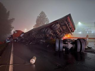 Carreta com fertilizantes colide em mureta e interdita acesso rodoviário
