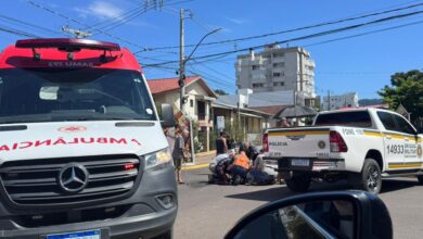 Colisão deixa dois feridos em motocicleta no cruzamento da Monsenhor Scalabrini