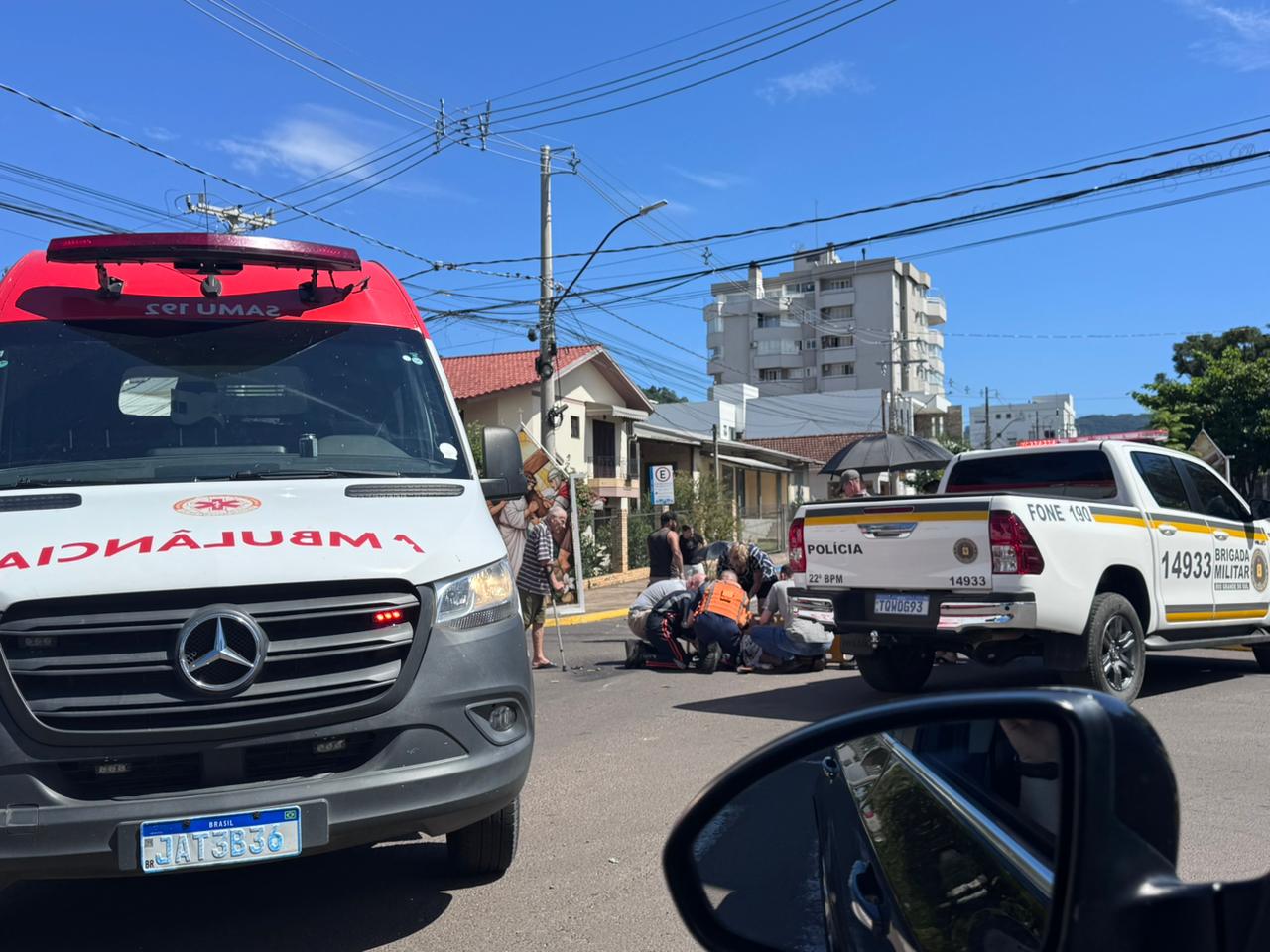 Colisão deixa dois feridos em motocicleta no cruzamento da Monsenhor Scalabrini