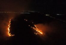 Retroescavadeiras combatem incêndio de grandes proporções em Eldorado do Sul