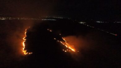 Retroescavadeiras combatem incêndio de grandes proporções em Eldorado do Sul
