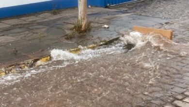 Adutora rompe e água invade casas em Bento Gonçalves