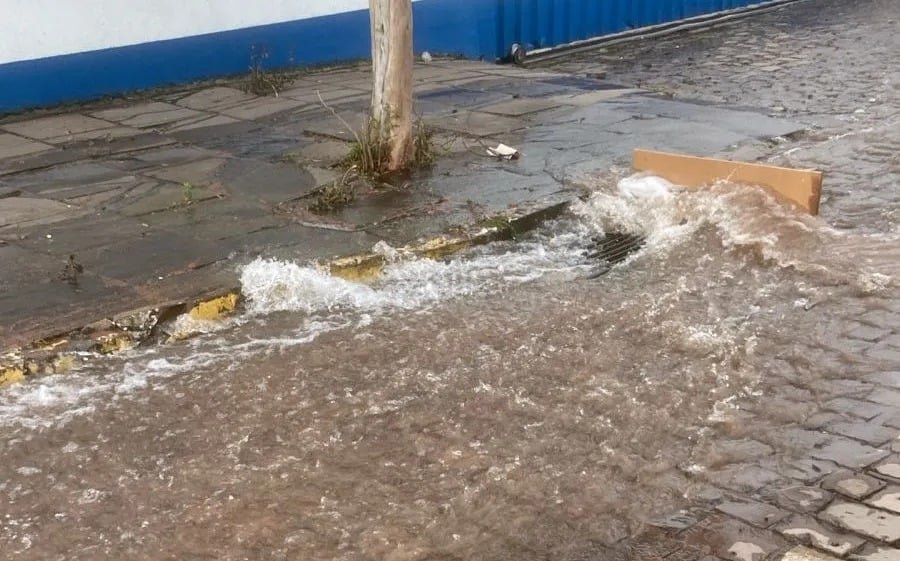 Adutora rompe e água invade casas em Bento Gonçalves