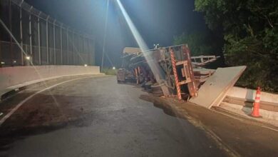 Caminhão tomba e paralisa trens da Trensurb entre Canoas e Novo Hamburgo