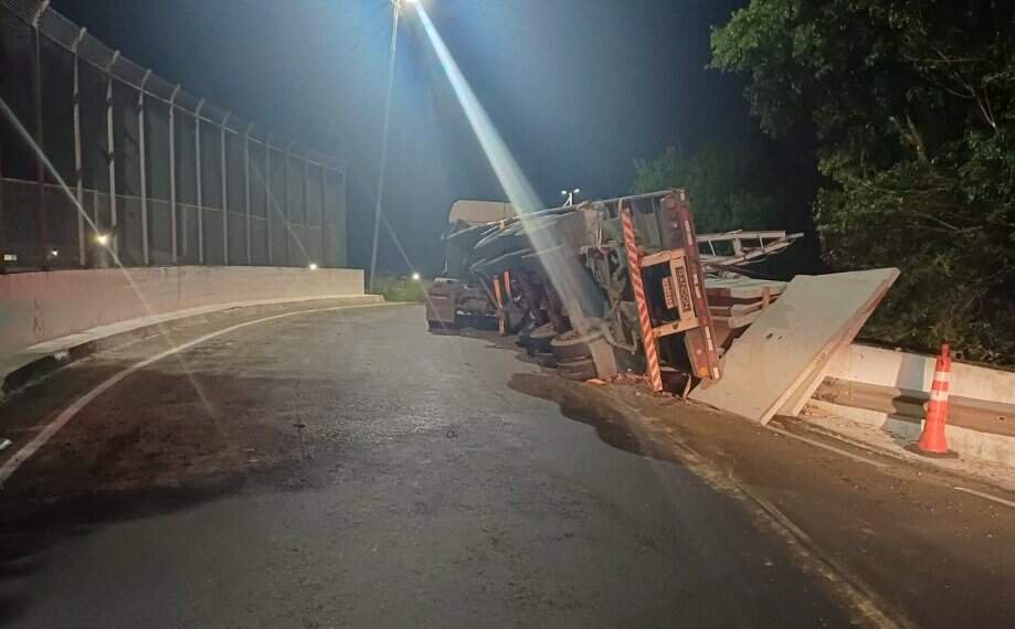 Caminhão tomba e paralisa trens da Trensurb entre Canoas e Novo Hamburgo