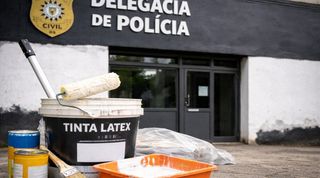 Governo do RS sugere que policiais civis pintem as próprias delegacias