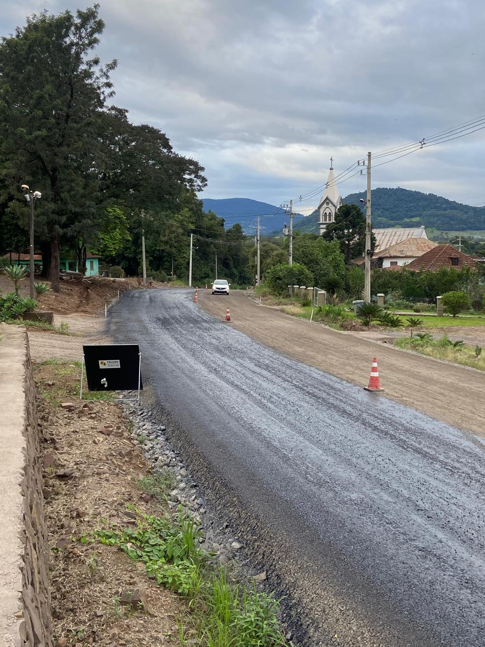 Primeira camada de asfalto começa a ser aplicada na ERS-129 em Roca Sales