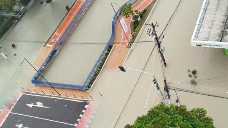 Belém decreta emergência após chuva recorde deixar 5 mil sem luz