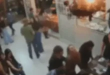 Homem morde e arranca pedaço da orelha da namorada em restaurante