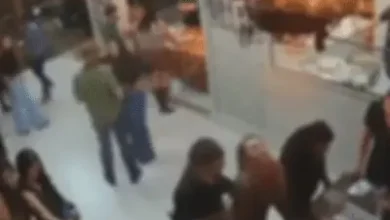 Homem morde e arranca pedaço da orelha da namorada em restaurante