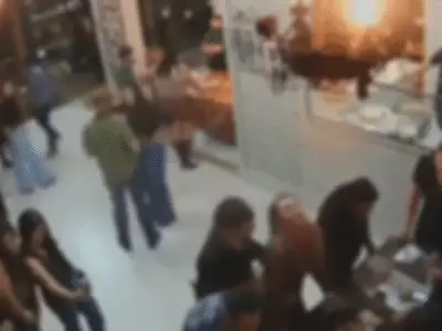 Homem morde e arranca pedaço da orelha da namorada em restaurante