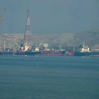 Petróleo volta a superar US$ 100 após apreensão de navios pelo Irã