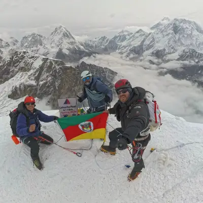 Bombeiro e empresário de Lajeado levam o RS ao topo do Monte Lobuche no Nepal