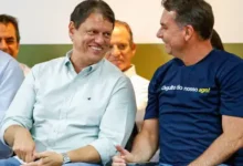 Flávio Bolsonaro diz que Tarcísio será presidente 'um dia' em ato na Agrishow