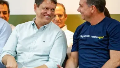 Flávio Bolsonaro diz que Tarcísio será presidente 'um dia' em ato na Agrishow