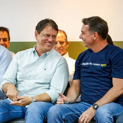 Flávio Bolsonaro diz que Tarcísio será presidente 'um dia' em ato na Agrishow