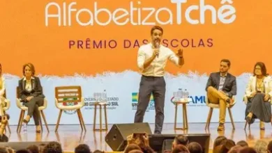 Eduardo Leite premia 200 escolas com melhores resultados em alfabetização