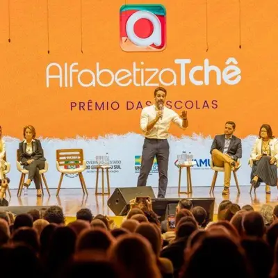 Eduardo Leite premia 200 escolas com melhores resultados em alfabetização