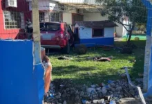Carro invade pátio de escola infantil após motorista perder controle