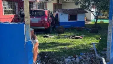 Carro invade pátio de escola infantil após motorista perder controle