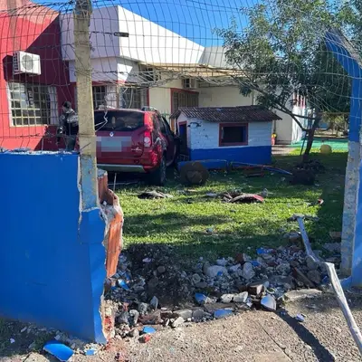 Carro invade pátio de escola infantil após motorista perder controle